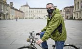 Fahrradfahrer im menschenleeren Zentrum von Turin. (© picture-alliance/dpa)
