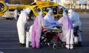 An infected patient being transferred from Metz in France to Homburg in Germany on 24 March 2020. (© picture-alliance/dpa)