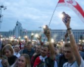 Minsk'teki Bağımsızlık Meydanı'nda toplanmış protestocular (20 Ağustos 2020). (© picture-alliance/dpa)