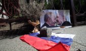 Stilleben zu Lukaschenkas Geburtstag am 30.08. vor der russischen Botschaft in Kyiw. (© picture-alliance/dpa)