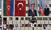 Les drapeaux de la Turquie et de l'Azerbaïdjan, ainsi que les portraits des présidents des deux pays, sur un bâtiment à Ankara. (© picture-alliance/dpa)