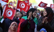 Since 2014, equal rights for men and women, freedom of conscience and a civil state have been enshrined in the Tunisian constitution. (© picture-alliance/dpa/Mohamed Messara)