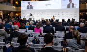 На встречу в Мюнхен приехали около 40 глав государств и правительств и 90 министров: на фото - выступление премьер-министра Великобритании Риши Сунака. (© picture-alliance/dpa/Свен Хоппе)