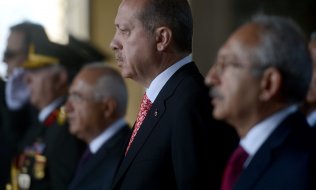 Recep Tayyip Erdoğan (solda) ve Kemal Kılıçdaroğlu. (© picture-alliance/AA / Mahmut Serdar Alakus)