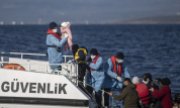 Турецкая береговая охрана помогает беженцам, которых, судя по всему, прибило волнами к побережью Турции, после того, как они были отправлены восвояси береговыми службами Греции. (© picture-alliance/epa-efe/Эрдем Сахин)