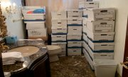 Une salle de bain remplie de cartons à Mar-a-Lago. L'acte d'accusation détaille 37 chefs d'inculpation. (© picture-alliance/dpa)