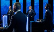 Robert Fico (second from right) and Michal Šimečka (right) with other candidates during a TV debate. (© picture-alliance/EPA / JAKUB GAVLAK)