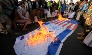 В столице Йемена Сане: протествующие против ударов сжигают флаги США и Израиля. (© picture alliance/epa/Яхья Архаб)