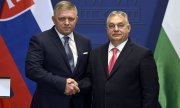 Robert Fico (solda) ve Viktor Orbán Budapeşte'de. (© picture alliance/EPA/Szilard Koszticsak)