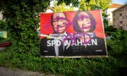 Üzerinde SPD adayı Katarina Barley ile Şansölye Olaf Scholz'un bulunduğu karalanmış bir afiş. (© picture alliance/dpa/Michael Kappeler)