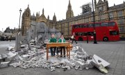 Two Syrian refugee children from Aleppo in the mock-up of a bombed school outside the British parliament buildings. (© picture-alliance/dpa)