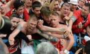 Euphoric Hungarian fans celebrate their victory. (© picture-alliance/dpa)