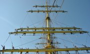 Sailors on the mast of the Romanian tall ship Mircea. (© picture-alliance/dpa)