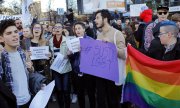 Junge Rumänen protestieren für LGBT-Rechte. November 2016. (© picture-alliance/dpa)