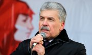 Pavel Grudinin at an event commemorating the 100th anniversary of the Red Army. (© picture-alliance/dpa)