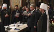 President Poroshenko (second from right) during the ceremony in Kiev's St. Sophia's cathedral. (© picture-alliance/dpa)