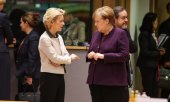 EU Commission President von der Leyen and German Chancellor Merkel at a meeting in February. (© picture-alliance/dpa)