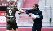 A celebratory elbow shake: Viktor Gyoekeres and manager Jos Luhukay of St. Pauli on 17 May 2020. (© picture-alliance/dpa)
