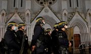 Макрон объявил об усилении мер защиты церквей и школ, а также увеличении финансирования армейских структур по борьбе с терроризмом. (© picture-alliance/dpa)