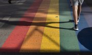 A rainbow-coloured crosswalk in Vilnius. (© picture-alliance/Mindaugas Kulbis)