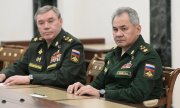 Russia's Defence Minister Sergey Shoygu (r) and Chief of General Staff Valery Gerasimov at a meeting with President Putin in Moscow on February 27. (© picture alliance/dpa/Sputnik/Aleksey Nikolskyi)