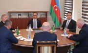 Verhandlungen am 21. September im aserbaidschanischen Yevlax mit Vertretern Bergkarabachs, Aserbaidschans und des russischen Friedenskontingents. (© picture alliance / ASSOCIATED PRESS / Roman Ismailov)