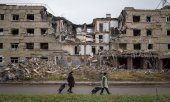Mykolaivka, Donetsk Oblast, Ukraine: two residents walk past a hospital that was attacked in August 2025. (© picture‑alliance / ZUMAPRESS.com / Tommaso Fumagalli)