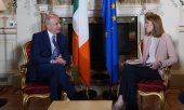 Le chef du gouvernement irlandais, Micheál Martin, discute avec la présidente du Parlement européen, Roberta Metsola. (© picture alliance / PA Images / Niall Carson)