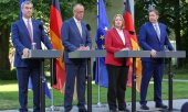 Bayerns Ministerpräsident Markus Söder (CSU), Bundeskanzler Friedrich Merz (CDU) und die SPD-Bundesminister Bärbel Bas (Arbeit und Soziales) und Lars Klingbeil (Finanzen) präsentieren das Reformpaket. (© picture alliance / dts-Agentur / dts Nachrichtenagentur GmbH)