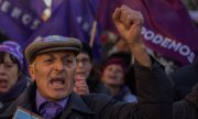 Zehn Monate vor der Parlamentswahl im November gehen in Spanien mehr als hunderttausend Unterstützer von Podemos auf die Straße. (© picture-alliance/dpa)