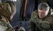 Poroshenko visited Ukrainian soldiers in Artemivsk, not far from Debaltseve, on Wednesday. (© picture-alliance/dpa)