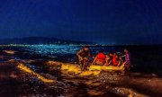 Flüchtlinge besteigen ein Boot an der türkischen Küste: Täglich versuchen rund 2000 Menschen von dort die fünf Kilometer entfernte Insel Kos zu erreichen. (© picture-alliance/dpa)