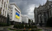 Dark clouds loom over the president's offices in Kiev in August 2015. (© picture-alliance/dpa)