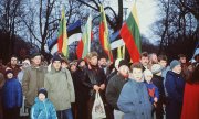 Des dizaines de milliers de personnes avaient manifesté le 24 février 1989 à Tallinn, à l'occasion de la commémoration de la 'première' indépendance du pays. (© picture-alliance/dpa)
