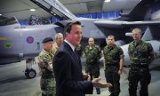 David Cameron sur une base militaire en Italie en 2011. (© picture-alliance/dpa)