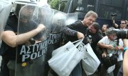 Zusammenstoß von Polizisten und Demonstranten bei Protesten gegen die Vergabe der TV-Lizenzen in Athen. (© picture-alliance/dpa)