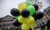 Des ballons de baudruche aux couleurs des partis impliqués : le noir pour la CDU/CSU, le jaune pour le FDP et le vert pour les écologistes. (© picture-alliance/dpa)