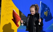 A little girl waves the Kosovar and Albanian flags at Independence Day celebrations. (© picture-alliance/dpa)