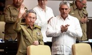 Новоизбранный президент Кубы Мигель Диас-Канель (справа) и его предшественник Рауль Кастро. (© picture-alliance/dpa)