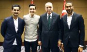 Gündoğan, Özil, Erdoğan and Turkish national player Cenk Tosun. (© picture-alliance/dpa)