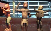 Statues originating from today's Benin in the Musée du quai Branly. (© picture-alliance/dpa)