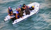 Photo by the French navy shows refugees in a dinghy in the English Channel on 25 December. (© picture-alliance/dpa)
