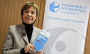 Uluslararası Şeffaflık Örgütü Almanya Şubesi Başkanı Edda Müller, 2018 yolsuzluk algılama endeksini tanıtırken. (© picture-alliance/dpa)