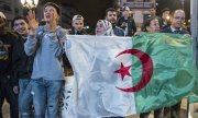Cezayir'de Bouteflika'nın geri çekilmesini izleyen coşku. (© picture-alliance/dpa)