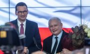 Prime Minister Mateusz Morawiecki (left) and PiS leader Jarosław Kaczyński on election night. (© picture-alliance/dpa)