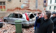 Le Premier ministre croate, Andrej Plenković, constate les dégâts dans le centre-ville de Zagreb. (© picture-alliance/dpa)