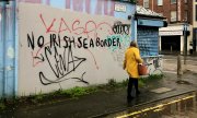 Belfast'ta bir duvar yazısı. (© picture-alliance/David Young)