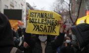 'Стамбульская конвенция спасает жизни' - плакат на демонстрации протеста, Анкара, 20 марта 2021 года. (© picture-alliance/dpa/Бурхан Ёзбилиджи)