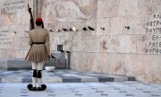 An Evzone on guard outside the parliament building in Athens. (© picture-alliance/dpa)