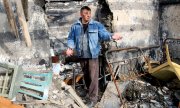 Ein Mann steht am 9. April 2021 in Donezk vor seinem durch eine Explosion zerstörten Haus. (© picture-alliance/Valentin Sprinchak)